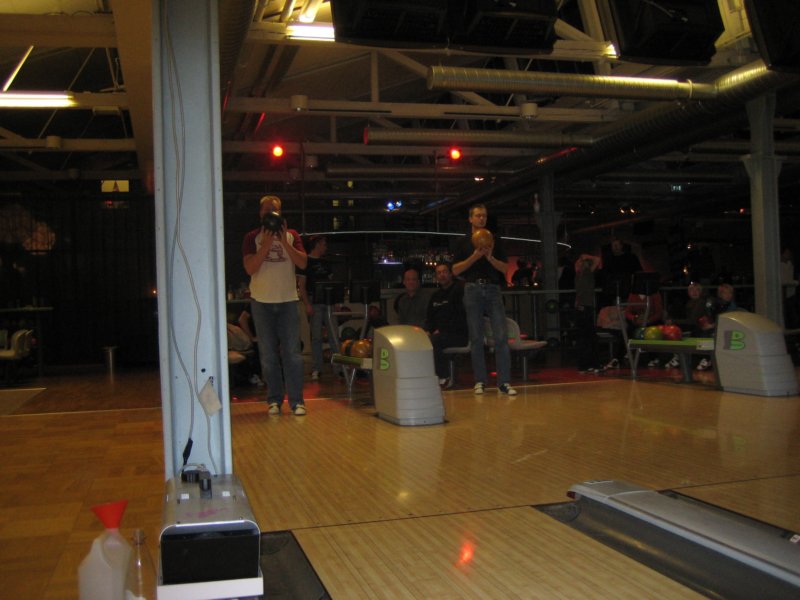 Mange goes Bowling 12
